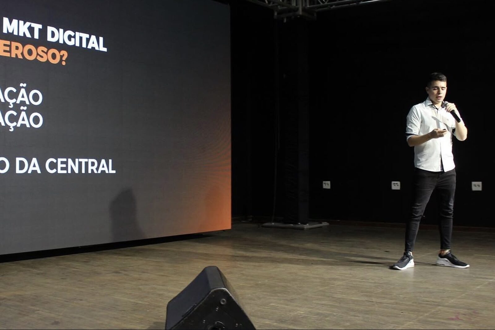 Danilo Moraes palestrando com slide sobre marketing digital ao fundo